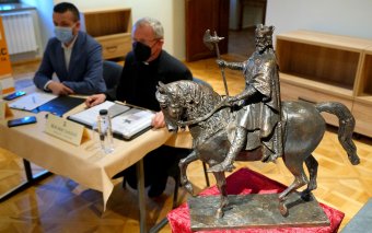 Épül Szent László nagyváradi szobrának talapzata, az avatásra augusztus vége előtt nem kerül sor Böcskei püspök szerint