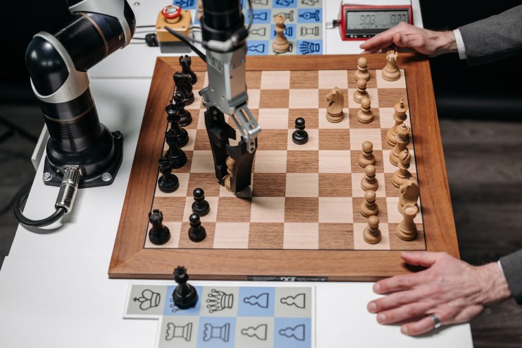 Gépek és emberek: nagy lehetőségeket rejt a mesterséges intelligencia térhódítása