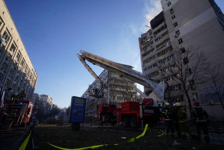 Folytatódott az ukrán városok bombázása, újabb újságírók vesztették életüket – Kijev szerint van lehetőség a kompromisszumra