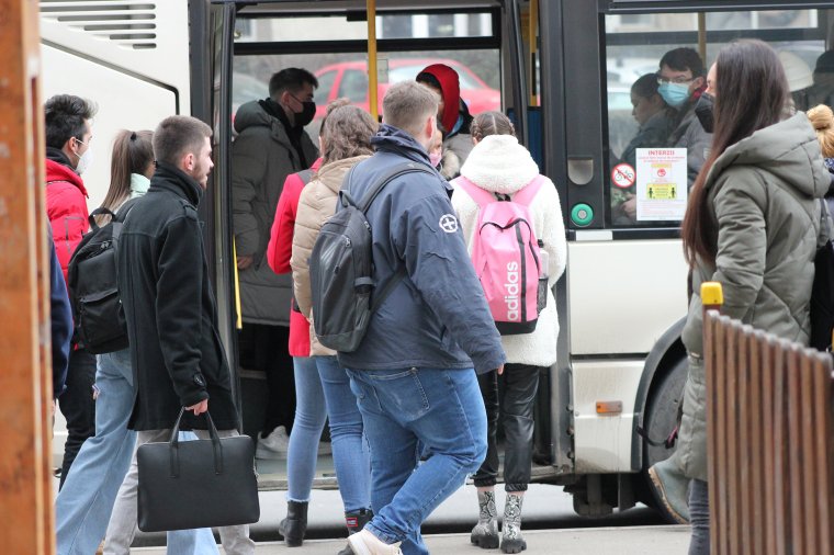 A koronavírus-fertőzötteknek továbbra is jár a betegszabadság