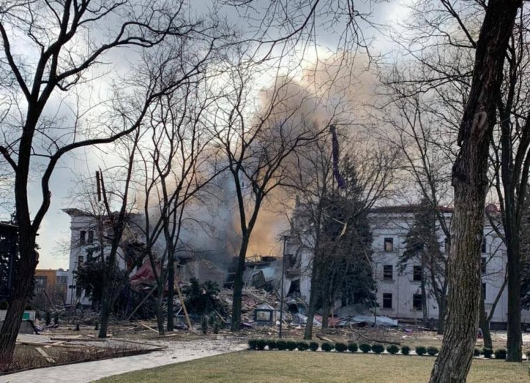 A mariupoli városvezetés szerint mintegy háromszáz áldozata van a drámaszínház elleni támadásnak