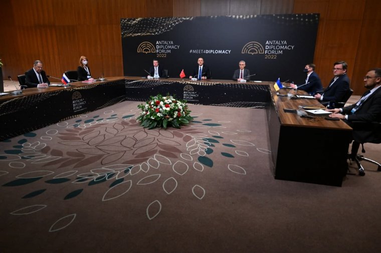 Lavrov szerint folytatódik a „különleges katonai művelet”, Kuleba lát esélyt az érdemi megbeszélésre