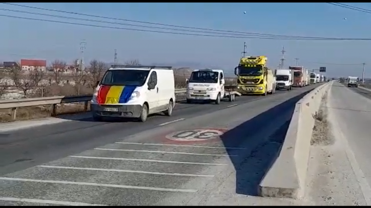 Spontán tiltakozás a magas üzemanyagárak és a drága kötelező biztosítás miatt