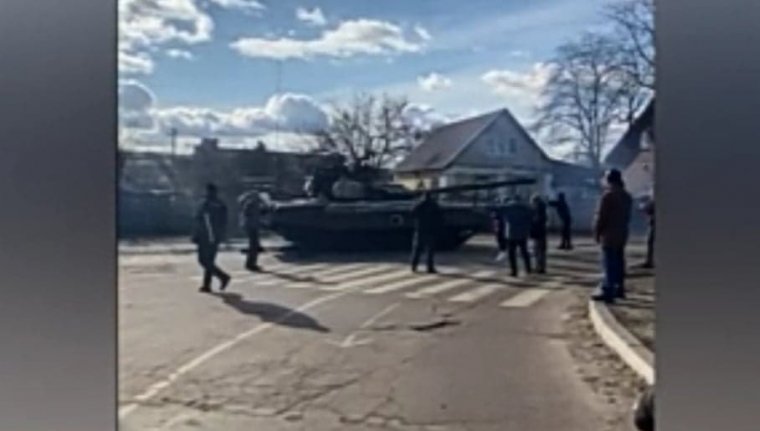 Ukrajnába hívják az orosz anyákat foglyul esett fiaikért, civilek állnak az orosz tankok elé