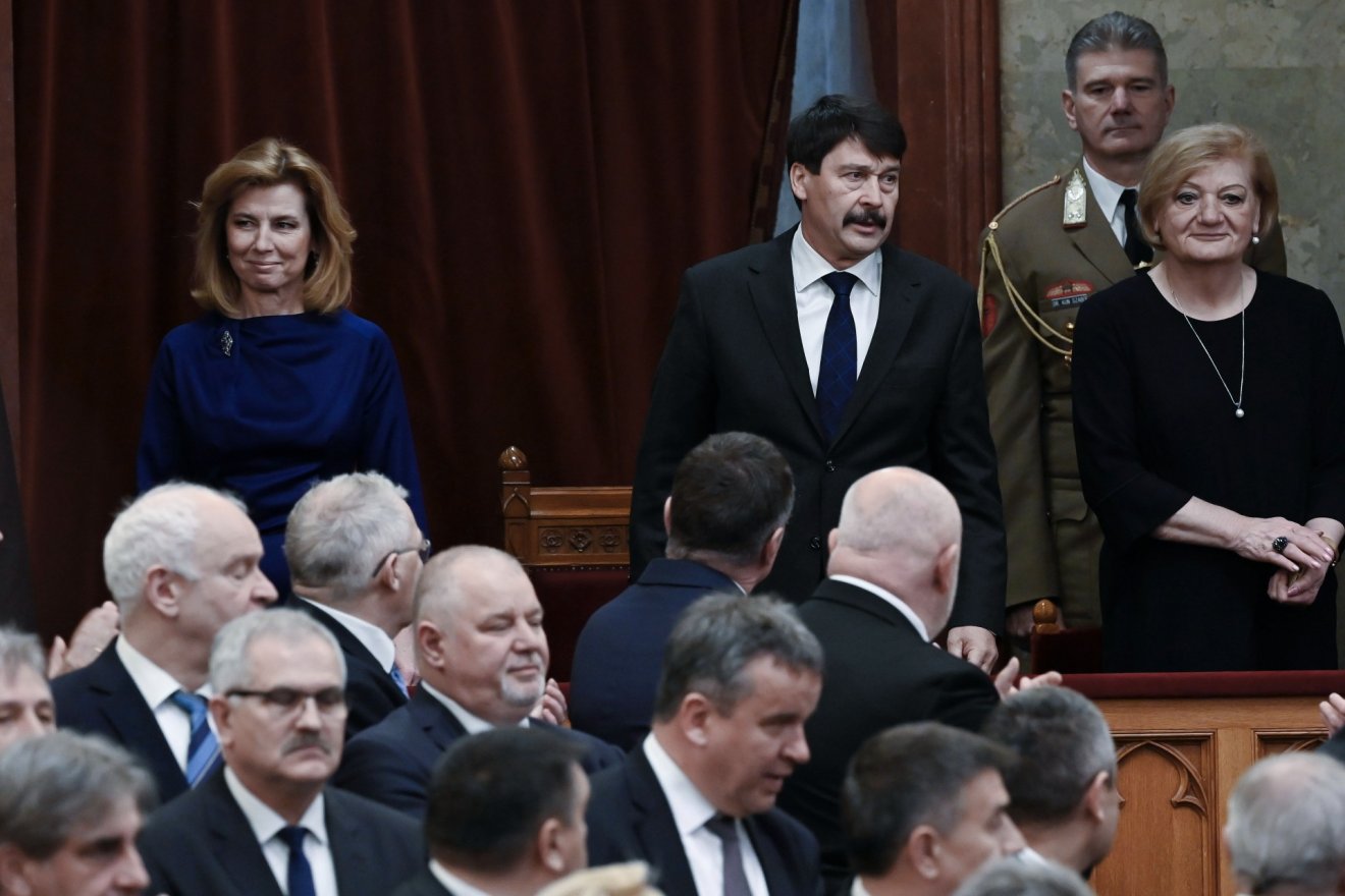 Áder János köztársasági elnök és felesége, Herczegh Anita az Országgyűlés plenáris ülésén •  Fotó: MTI/Koszticsák Szilárd