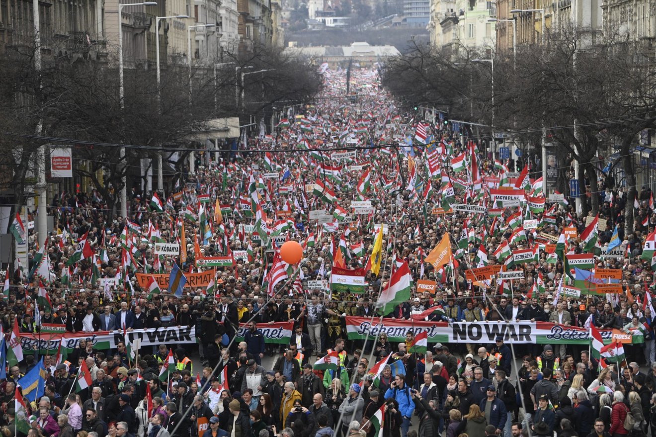 A Békemenet résztvevői a budapesti  Szent István körúton •  Fotó: MTI/Balogh Zoltán
