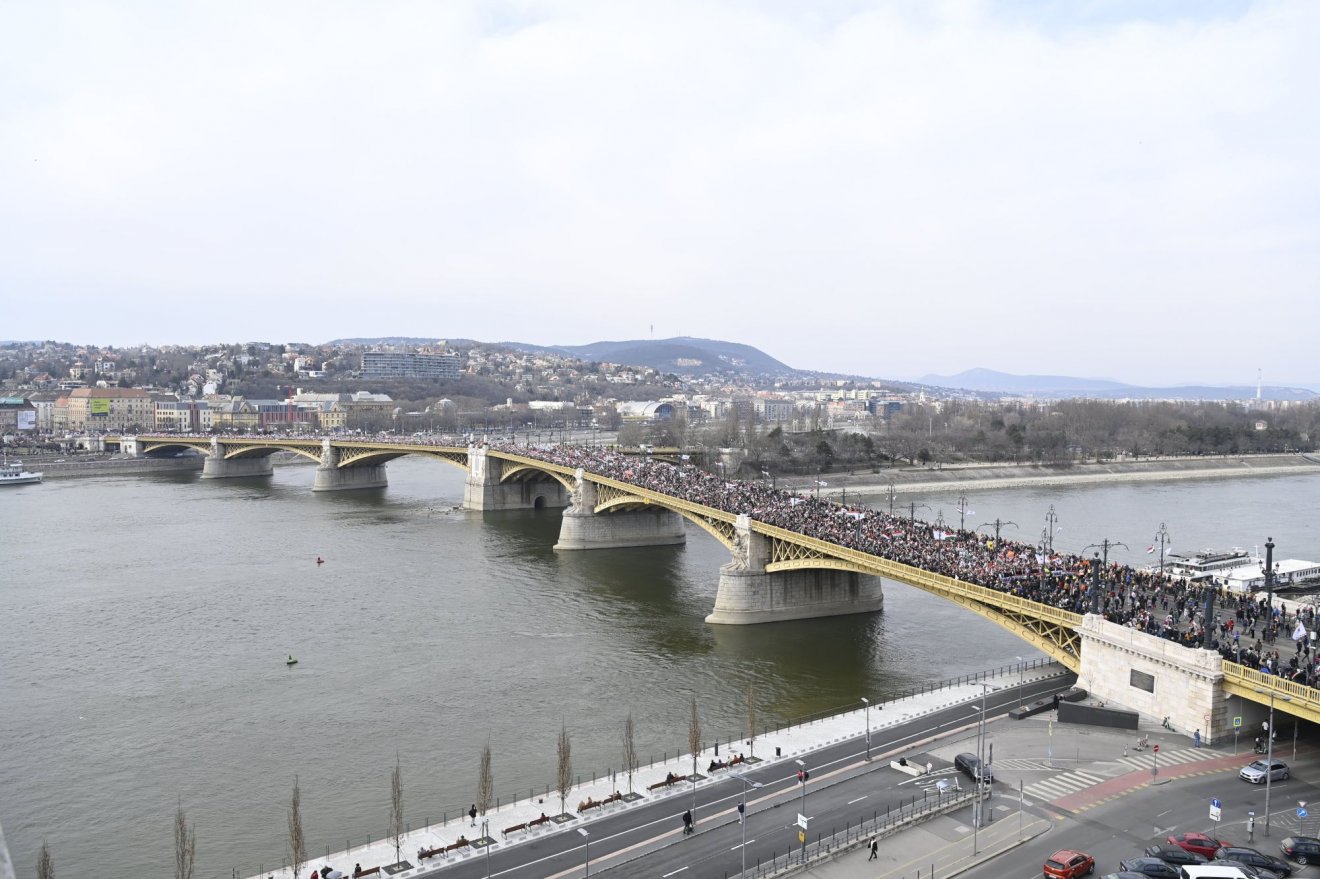 Vonulás a Margit hídon •  Fotó: MTI/Kovács Tamás