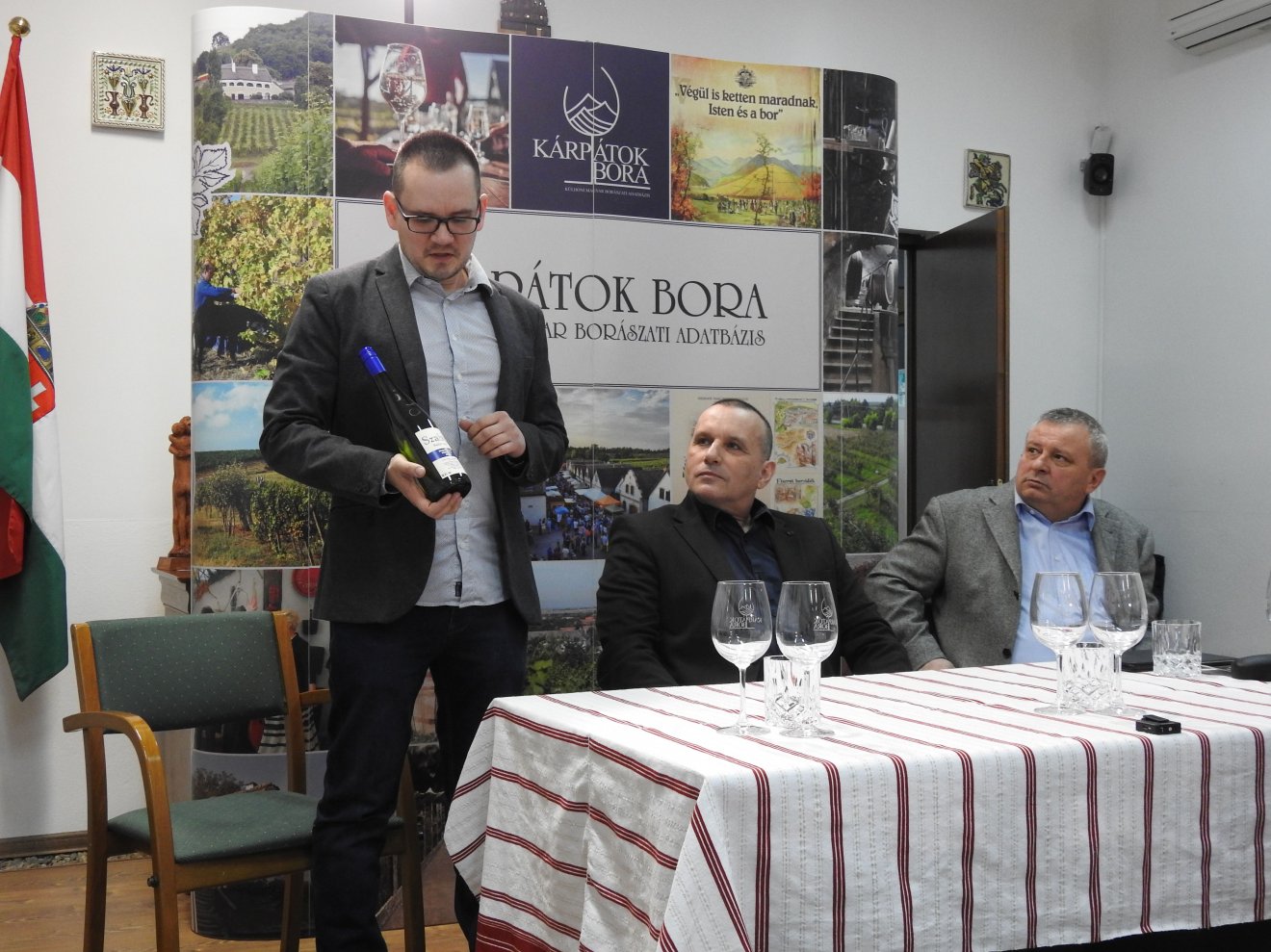 Lendületet adó borház? A szakemberek abban reménykednek, hogy a jó minőségű magyar borok pozitív hatással lesznek a lassan fejlődő erdélyi borászatra •  Fotó: Makkay József
