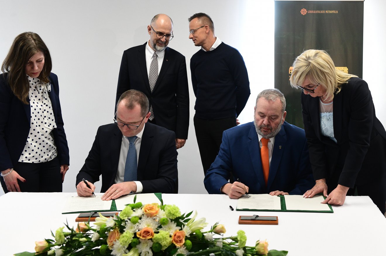Korodi Attila, Csíkszereda és Papp Bertalan, Máriapócs polgármestere (balról jobbra) testvérvárosi megállapodást írt alá •  Fotó: MTI/Balázs Attila