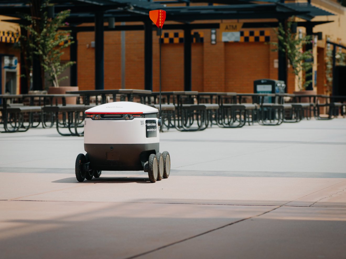 Csomagszállító robot munka közben. A koronavírus-járvány alatt az érintkezésmentes bevásárlást tette lehetővé a világ több pontján •  Fotó: pexels.com