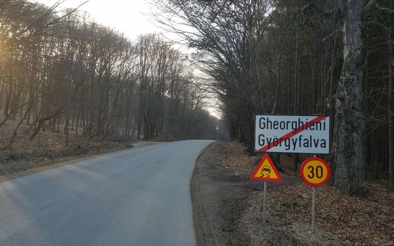 A Kolozsvár és Györgyfalva között elterülő erdőben sebességkorlátozás is érvényben van a legutóbbi „javítgatás” után csúszóssá vált út miatt •  Fotó: Páva Adorján