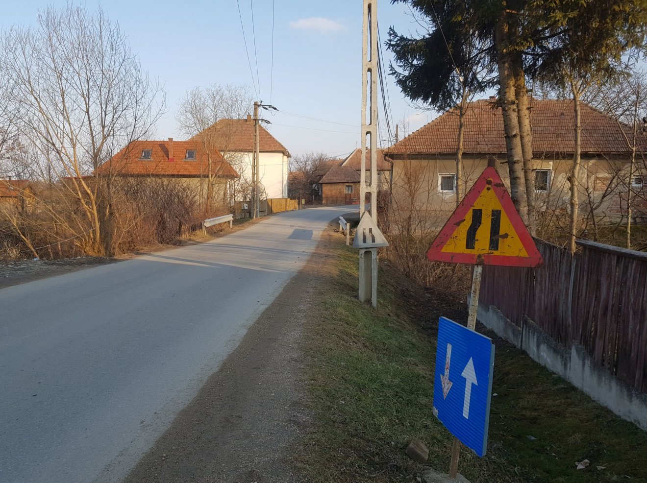 Györgyfalván több helyen két autó is alig fér el egymás mellett •  Fotó: Páva Adorján