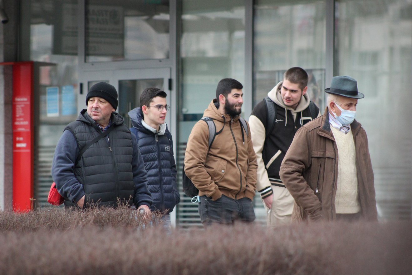 Főleg a fiatalok örülnek, hogy nem kötelező már az arcvédő viselete •  Fotó: Jakab Mónika