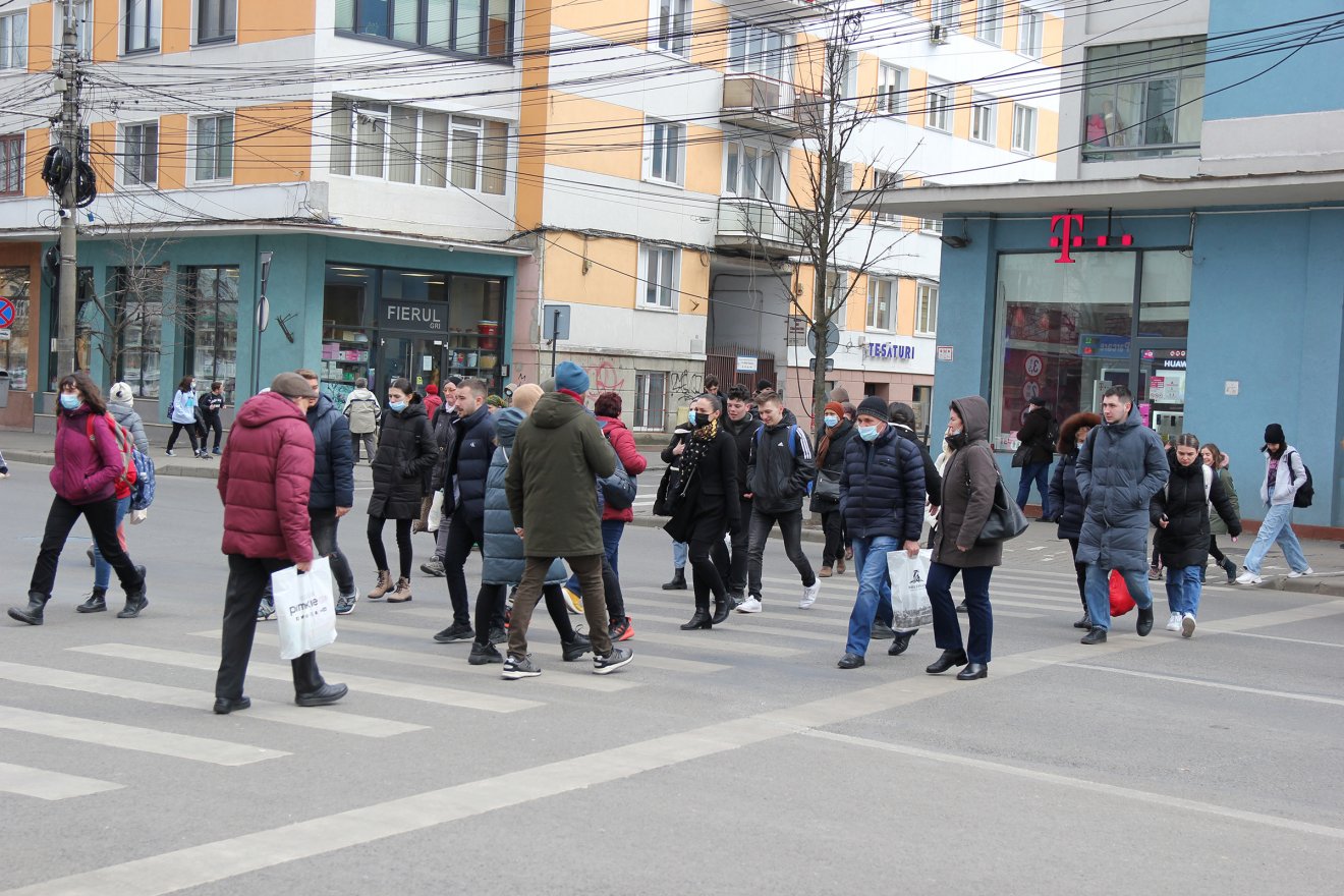 Nem múlik el nyomtalanul az elmúlt két év. Bár nem kötelező, csak ajánlott, sokan továbbra is viselik a maszkot •  Fotó: Jakab Mónika