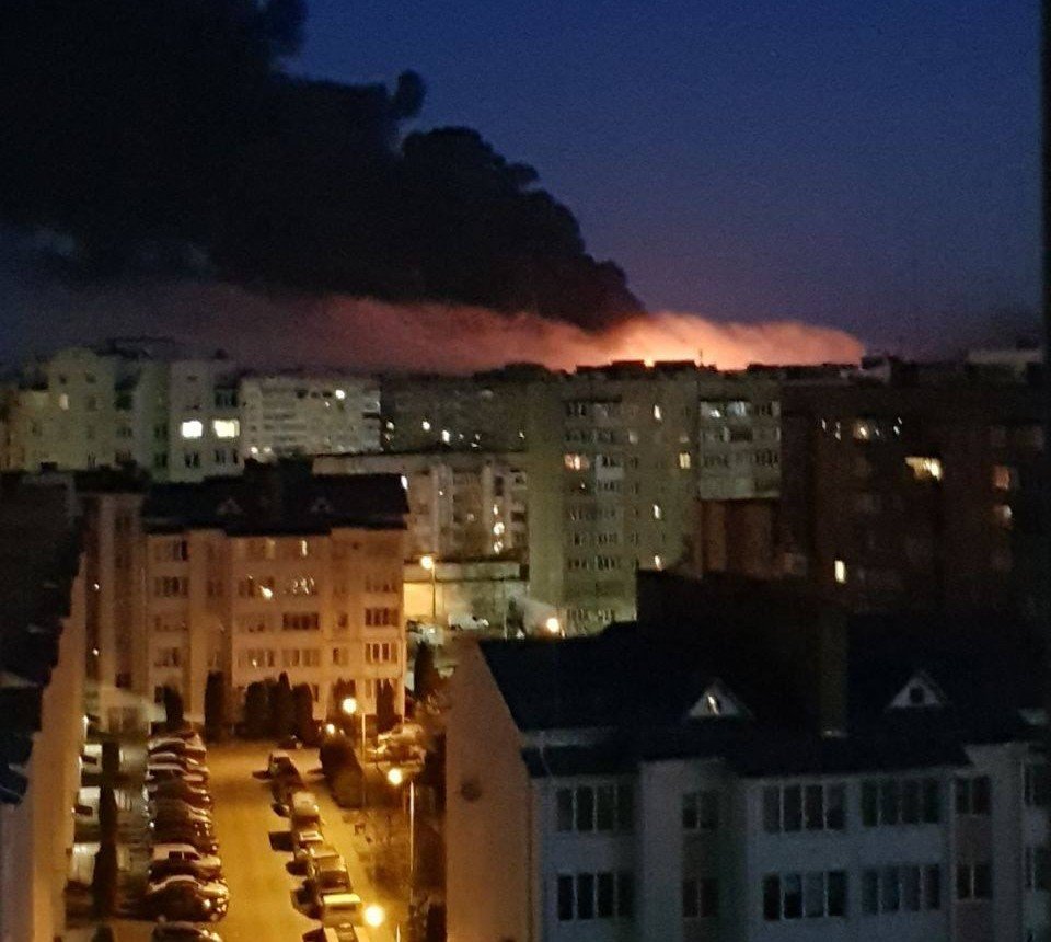 A Nexta ukrán hírportál fotókat is tett közzé a lucki gyárat ért támadásról •  Fotó: Twitter/Nexta