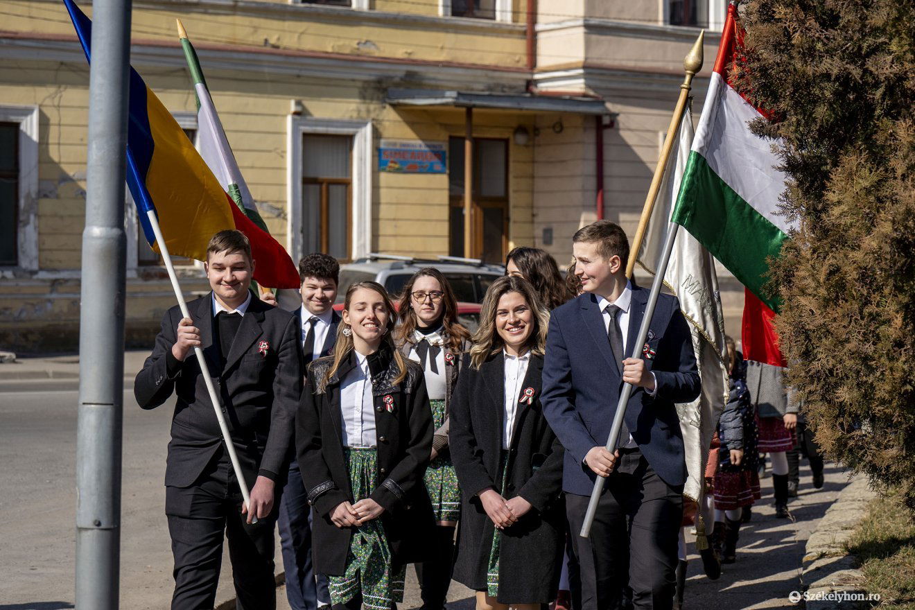 Máramarosszigeti magyar diákok vonulnak fel a nemzeti ünnepen •  Fotó: Haáz Vince
