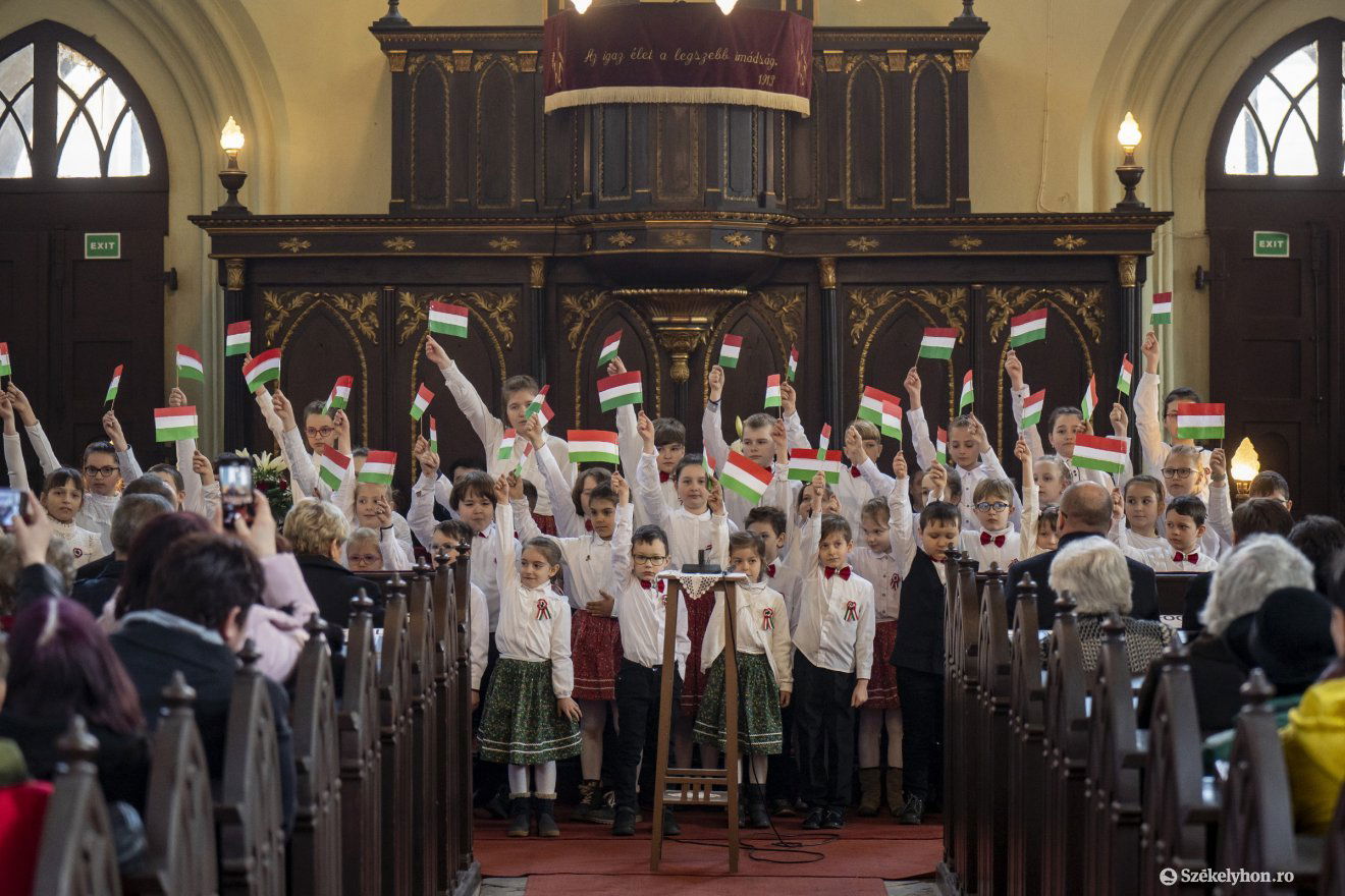 A Leőwey Klára Elméleti Líceum kisdiákjainak március 15-ei ünnepi műsora a máramarosszigeti református templomban •  Fotó: Haáz Vince