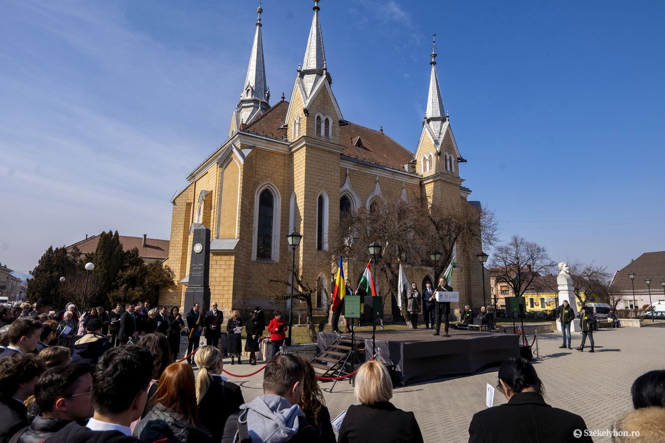 Március 15-i ünnepség a máramarosszigeti református templom előtt •  Fotó: Haáz Vince