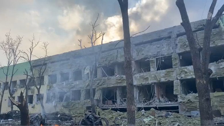 Az ukrán hatóságok szerint tizenheten – közöttük egy vajúdó nő – sebesültek meg a mariupoli kórház elleni légicsapásban •  Fotó: Képernyőfelvétel