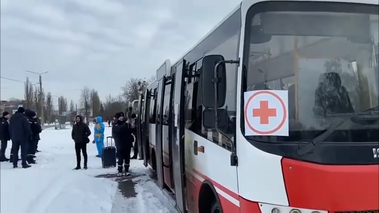 A civil lakosságnak buszokat is biztosítottak, hogy elhagyja az északkelet-ukrajnai Szumi városát a nemrég nyílt humanitárius folyosón keresztül •  Fotó: Képernyőfelvétel
