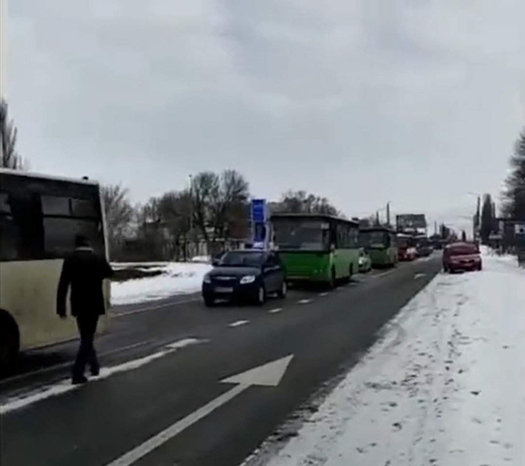Menekülnek, ahogy tudnak. Ki busszal, ki személygépkocsival indul útnak •  Fotó: Képernyőfelvétel