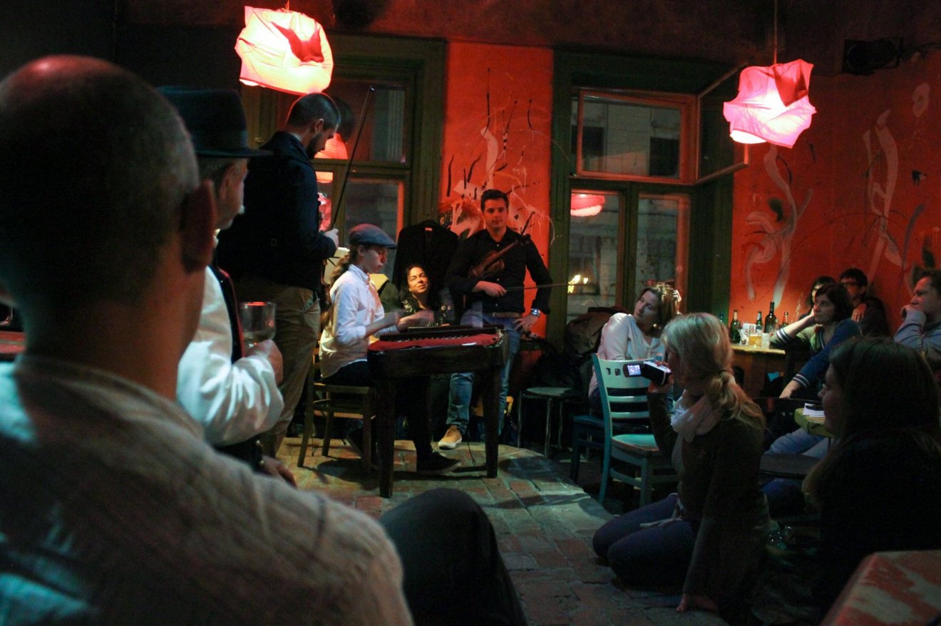 Az anekdoták és furfangos történetek között népdalokat is énekelnek a mesekocsmában •  Fotó: Tekergő Meseösvény Egyesület - Otthon - RO / Facebook