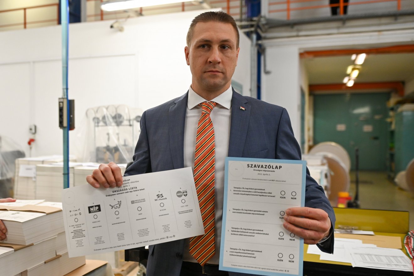 Nagy Attila, a Nemzeti Választási Iroda (NVI) elnöke mutatja az április 3-ai szavazólapokat •  Fotó: MTI/Illyés Tibor