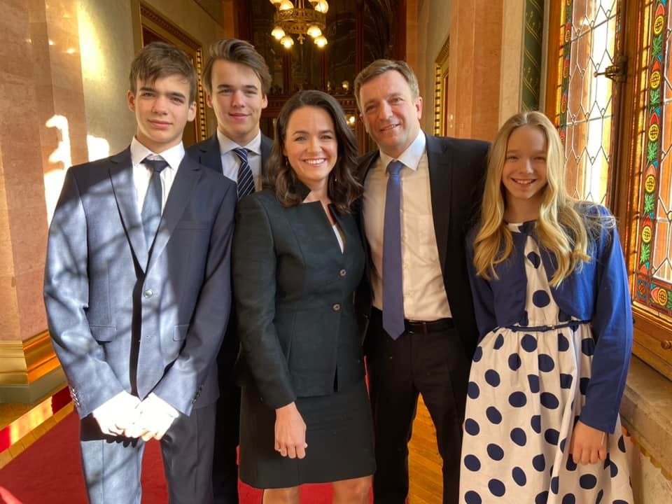 Novák Katalin családjával érkezett az Országgyűlésbe •  Fotó: Facebook/Novák Katalin