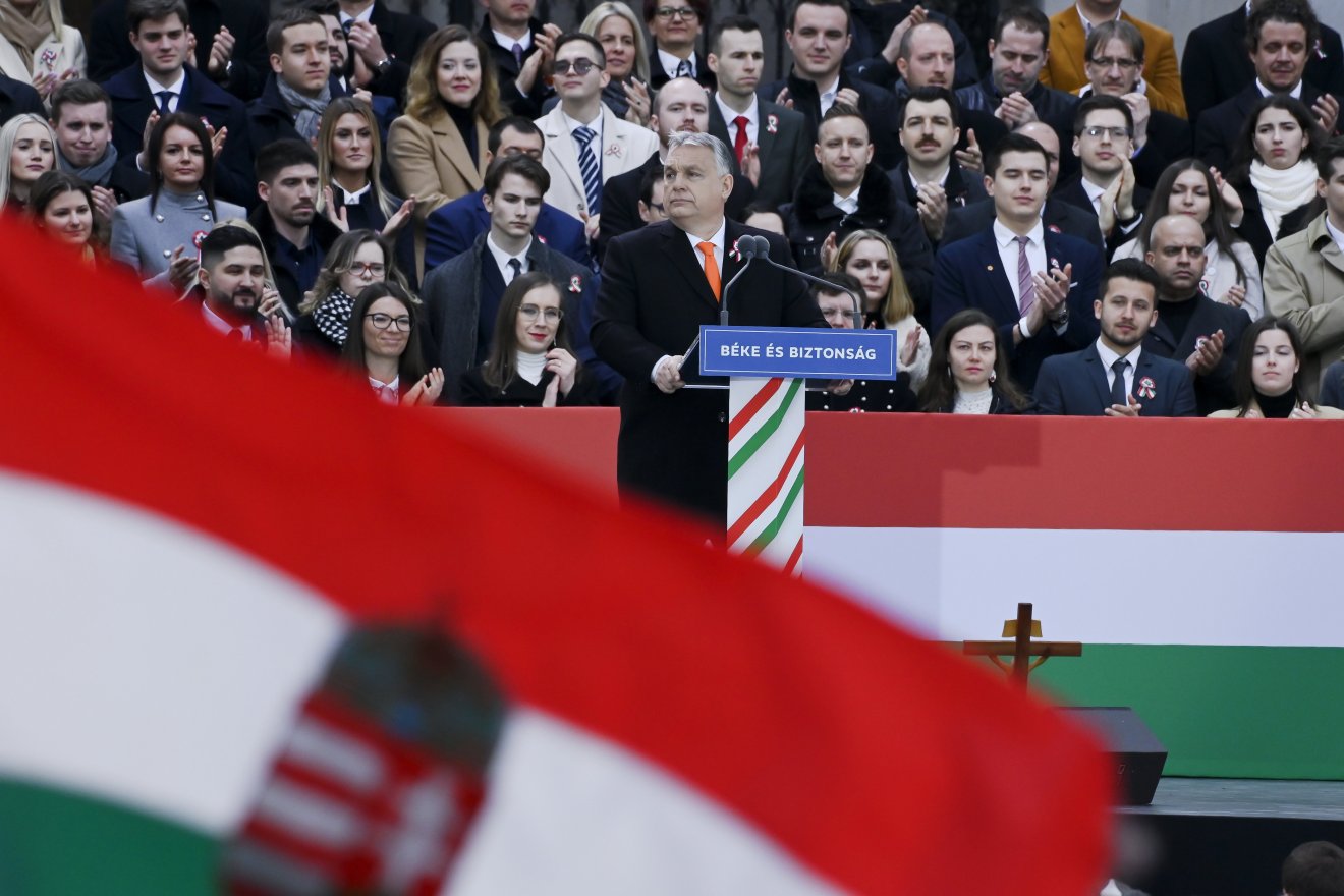 Orbán Viktor miniszterelnök beszédet mond a Kossuth téren rendezett állami díszünnepségen •  Fotó: MTI/Koszticsák Szilárd