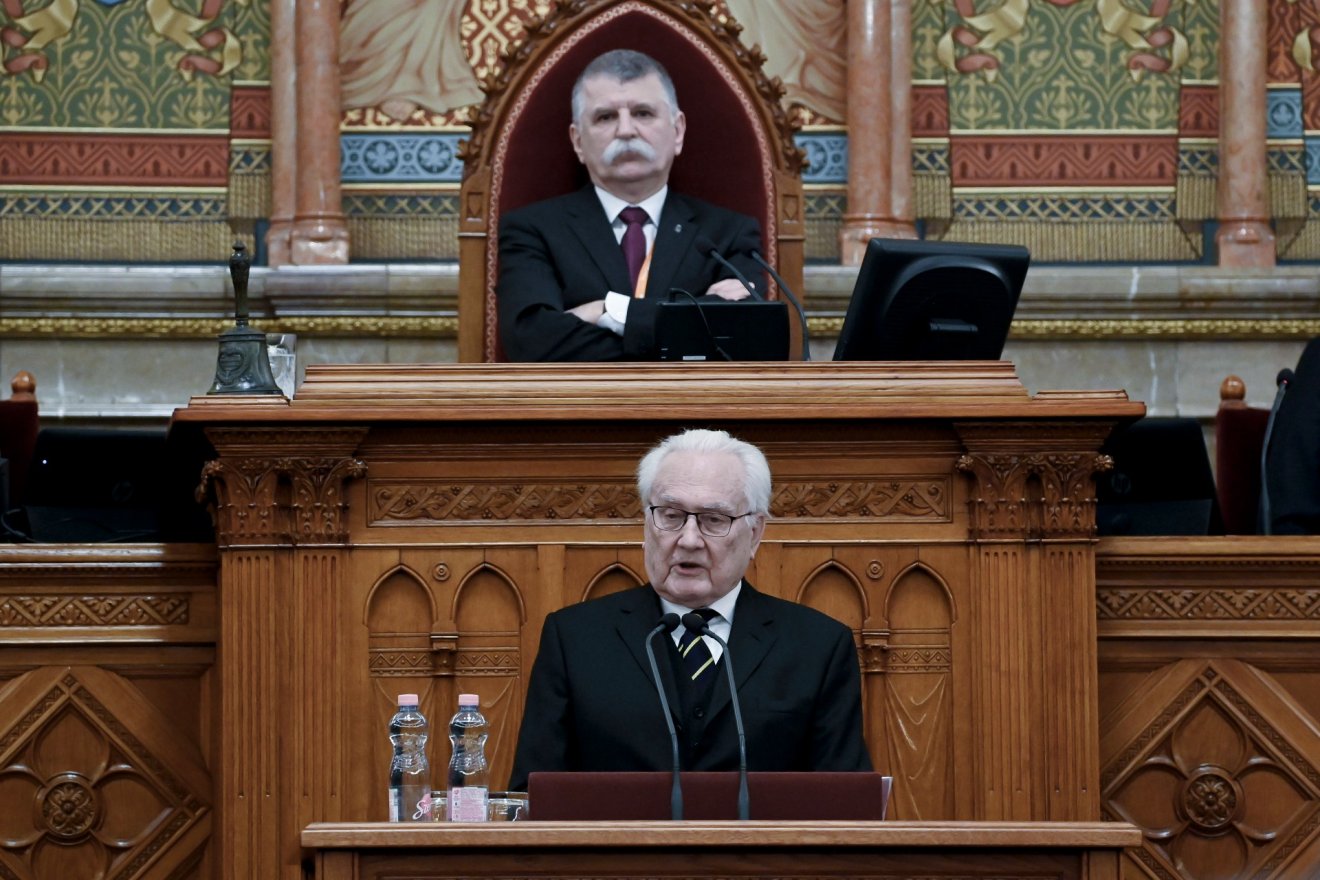 Róna Péter közgazdász, az ellenzéki frakciók köztársaságielnök-jelöltje •  Fotó: MTI/Koszticsák Szilárd