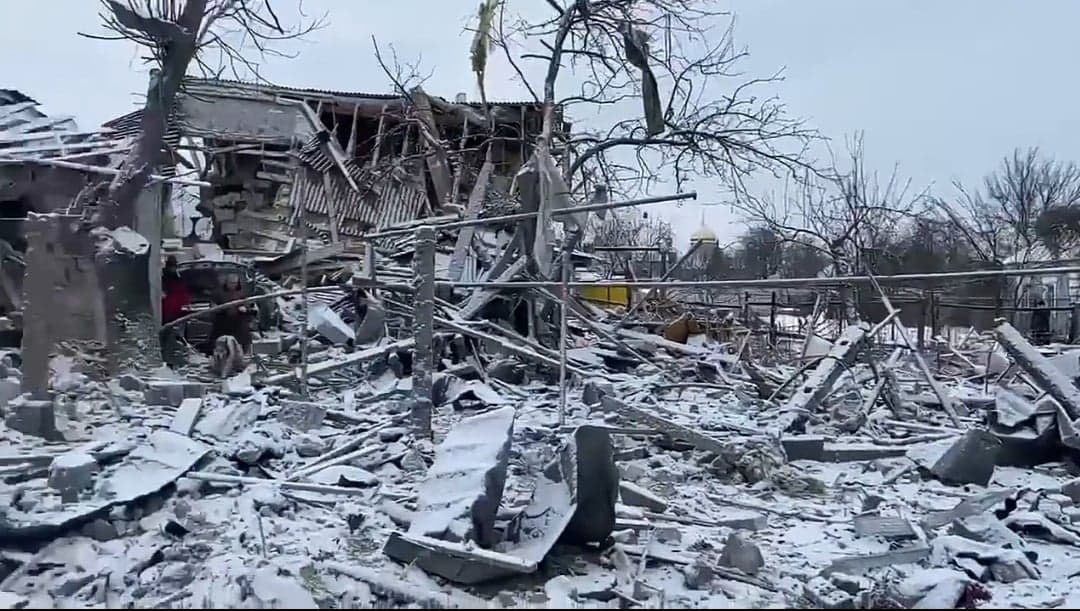 Hatalmas pusztítás. Hétfőről keddre virradóra az orosz hadsereg rakétákat lőtt ki Szumi városára •  Fotó: Képernyőmentés