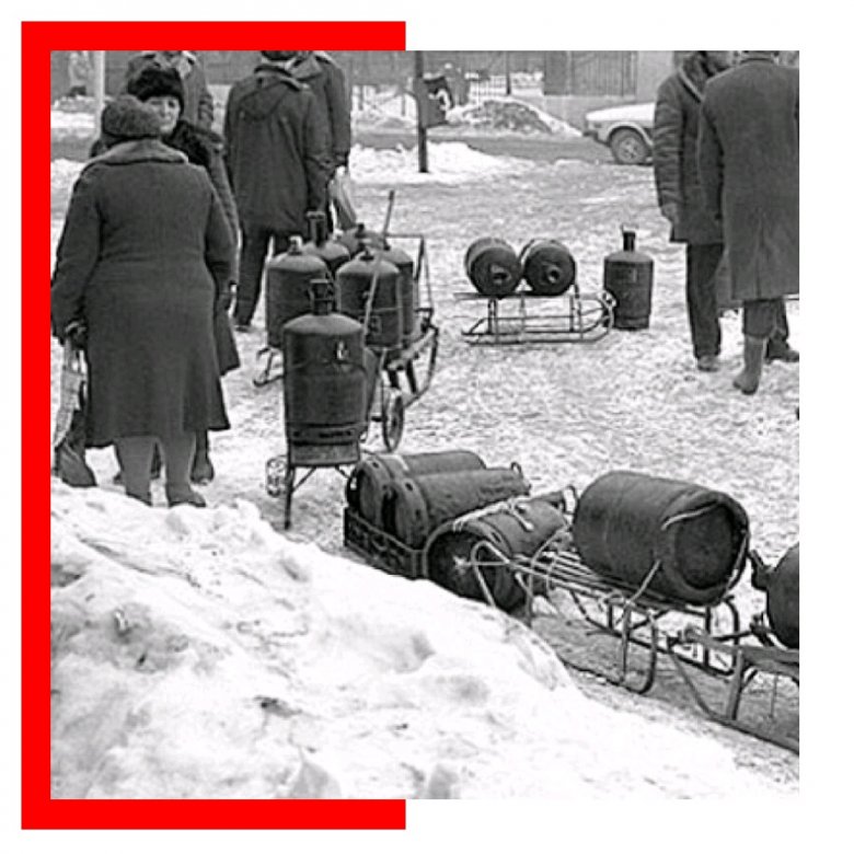 Gázpalackokkal sorban álló emberek a az 1980-as években •  Fotó: Muzeul Amintirilor din Comunism / Facebook