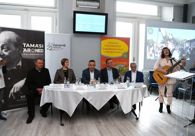 Tamási Áron arcképével díszített mozdony húzza idén a csíksomlyói zarándokvonatot