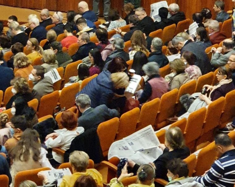 Dagad a botrány, miután szélsőséges román lap példányait osztogatták a Bukaresti Nemzeti Színházban