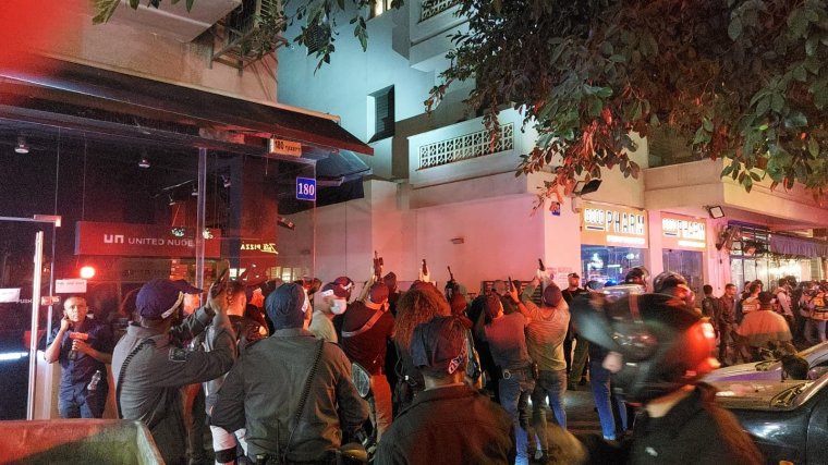 FRISSÍTVE – Ketten meghaltak egy lövöldözésben Tel-Avivban, az izraeli biztonsági erők lelőtték a palesztin támadót