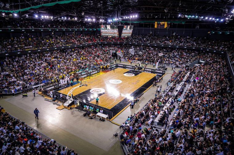 Nézőcsúcsot „zsákolt” az U-BT – A kolozsvári kosárcsapat hárompontos előnyben a BL-negyeddöntőben