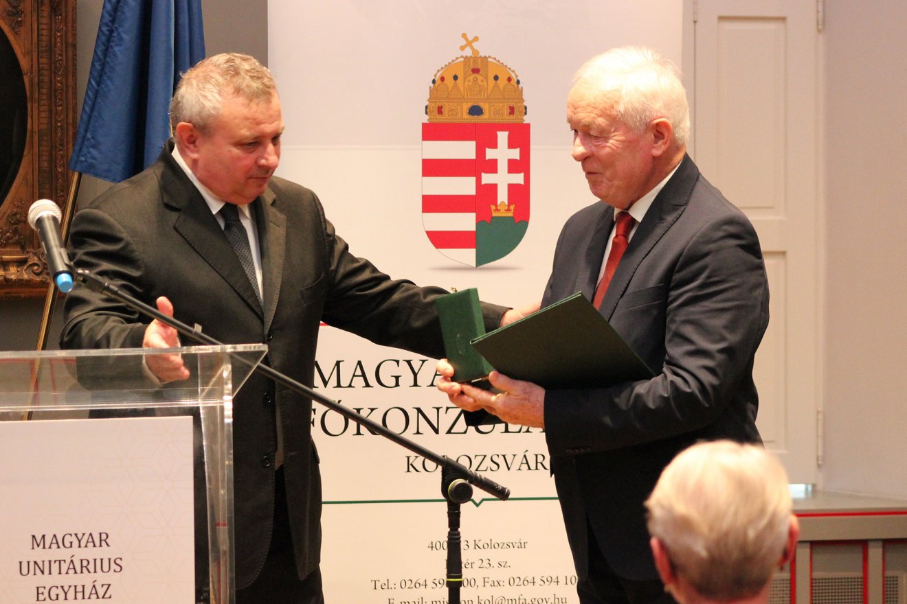 A főkonzul köszönti Kerekes Sándort, a Kolozs megyei önkormányzat volt alelnökét •  Fotó: Jakab Mónika