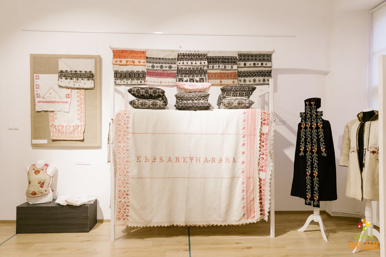 A gróf Bethlen Anikó néprajzi gyűjteményéből válogatott viseletdarabok többsége Erdély emblematikus tájegységeiből származik •  Fotó: Vásárhelyi Forgatag / Facebook