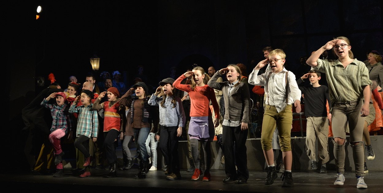 Bizet Carmen című darabjában debütált 2016-ban a gyermekkar a Kolozsvári Magyar Operában •  Fotó: Kolozsvári Magyar Opera
