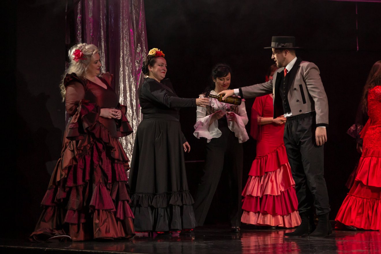 Zeneileg és dramaturgiai szempontból is tökéletes opera a Carmen, amelyet a kolozsvári színpadon mutatnak be  •  Fotó: Kolozsvári Magyar Opera