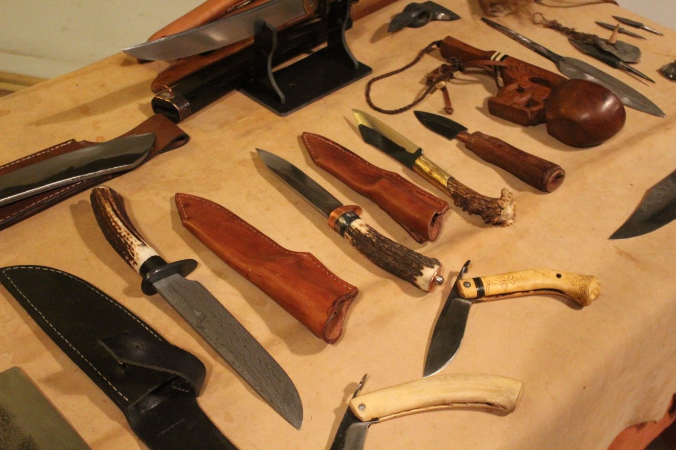 Különféle vágóeszközöket mutatott be a kolozsvári késkészítő mester &bullet;  Fotó: Tóth Gödri Iringó