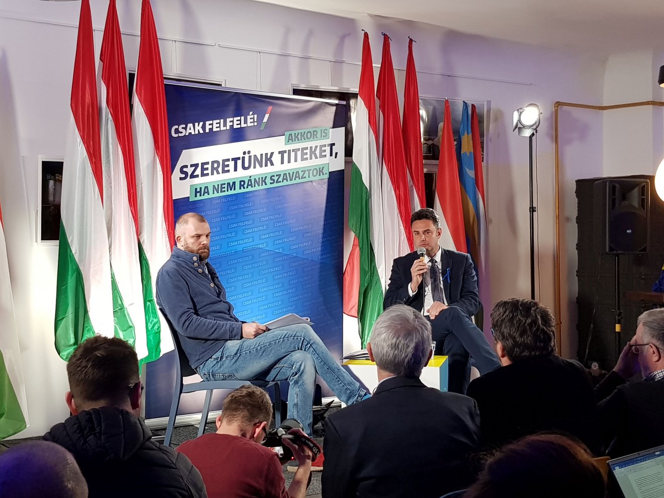 Mostis Gergő, a fórumnak otthont adó Planetárium Café tulajdonosa moderátorként: egyszer mindenkit meg kell hallgatni •  Fotó: Rostás Szabolcs