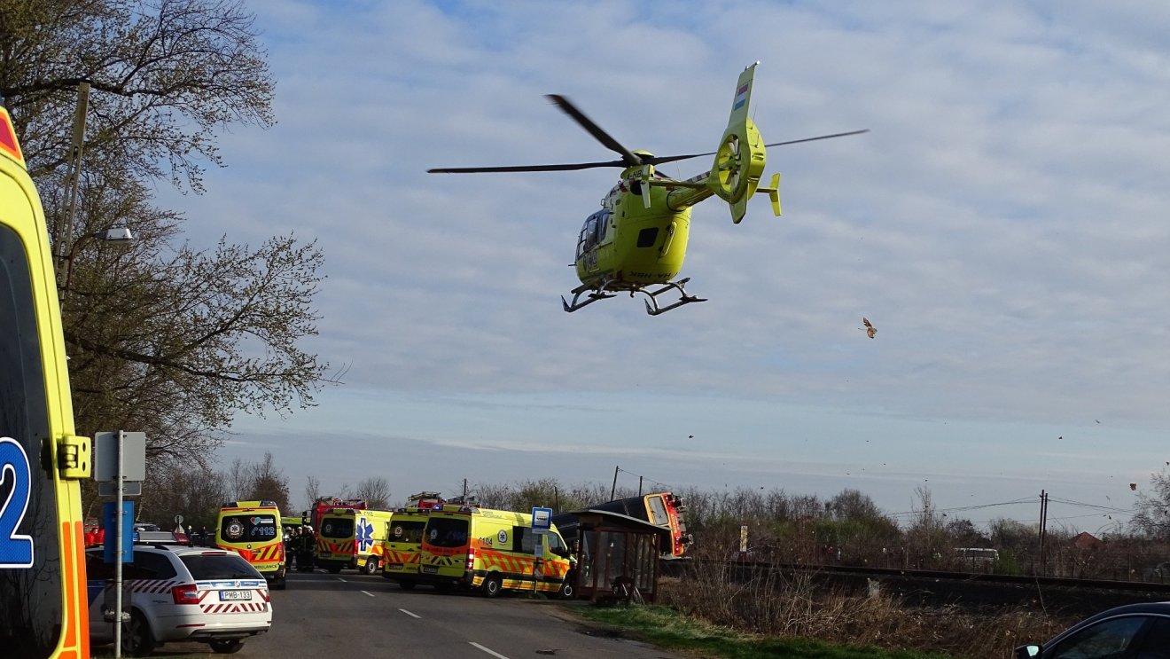A baleset helyszínére tíz mentőautó és egy mentőhelikopter érkezett •  Fotó: MTI/Donka Ferenc