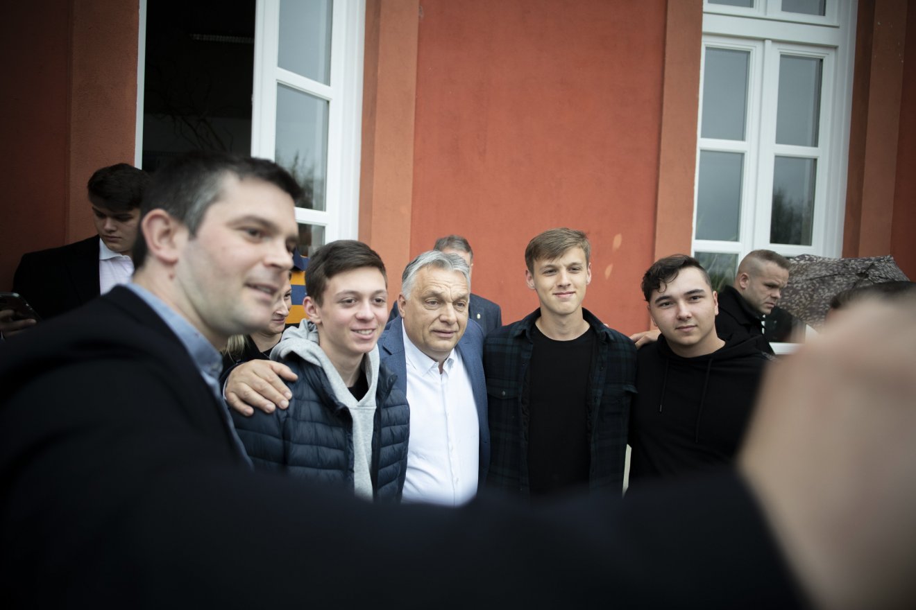 Hívei körében a miniszterelnök •  Fotó: MTI/Miniszterelnöki Sajtóiroda/Benko Vivien Cher