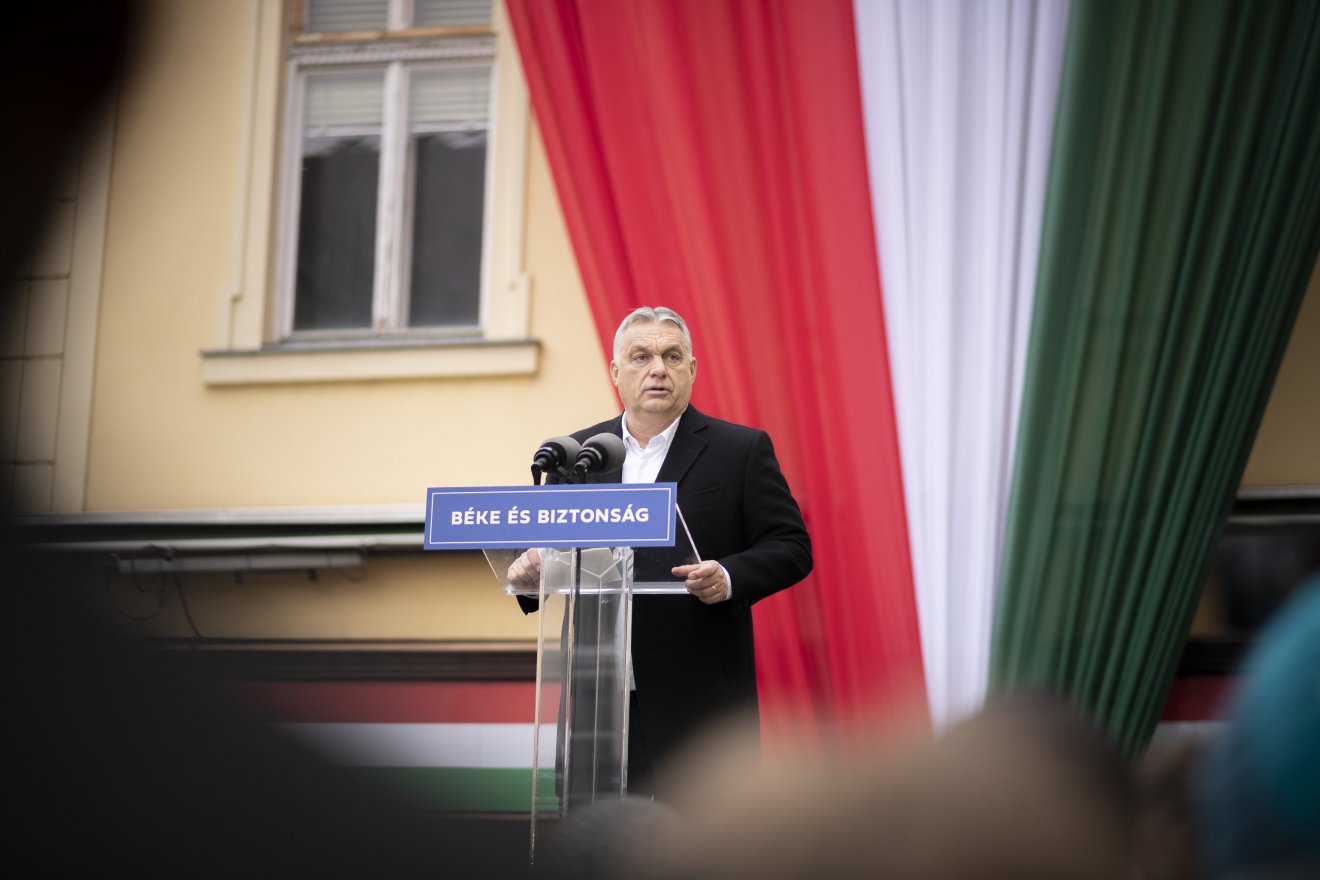 Orbán Viktor miniszterelnök, a Fidesz elnöke beszédet mond a Fidesz-KDNP kampánygyűlésén Székesfehérváron •  Fotó: MTI/Miniszterelnöki Sajtóiroda/Benko Vivien Cher