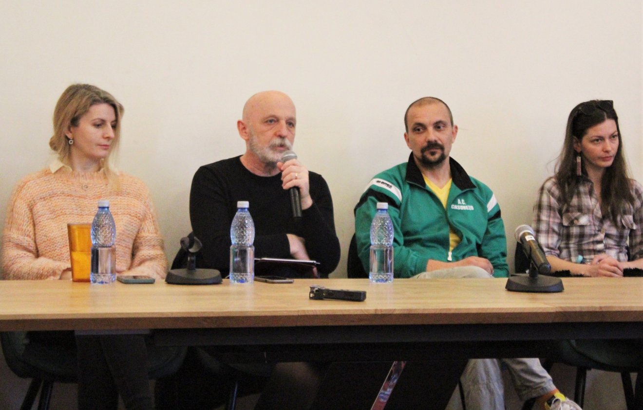 Visky András (balról középen) művészeti igazgató és Sinkó Ferenc rendező (jobbról középen) többek között a mű aktualitásáról beszéltek •  Fotó: Tóth Gödri Iringó