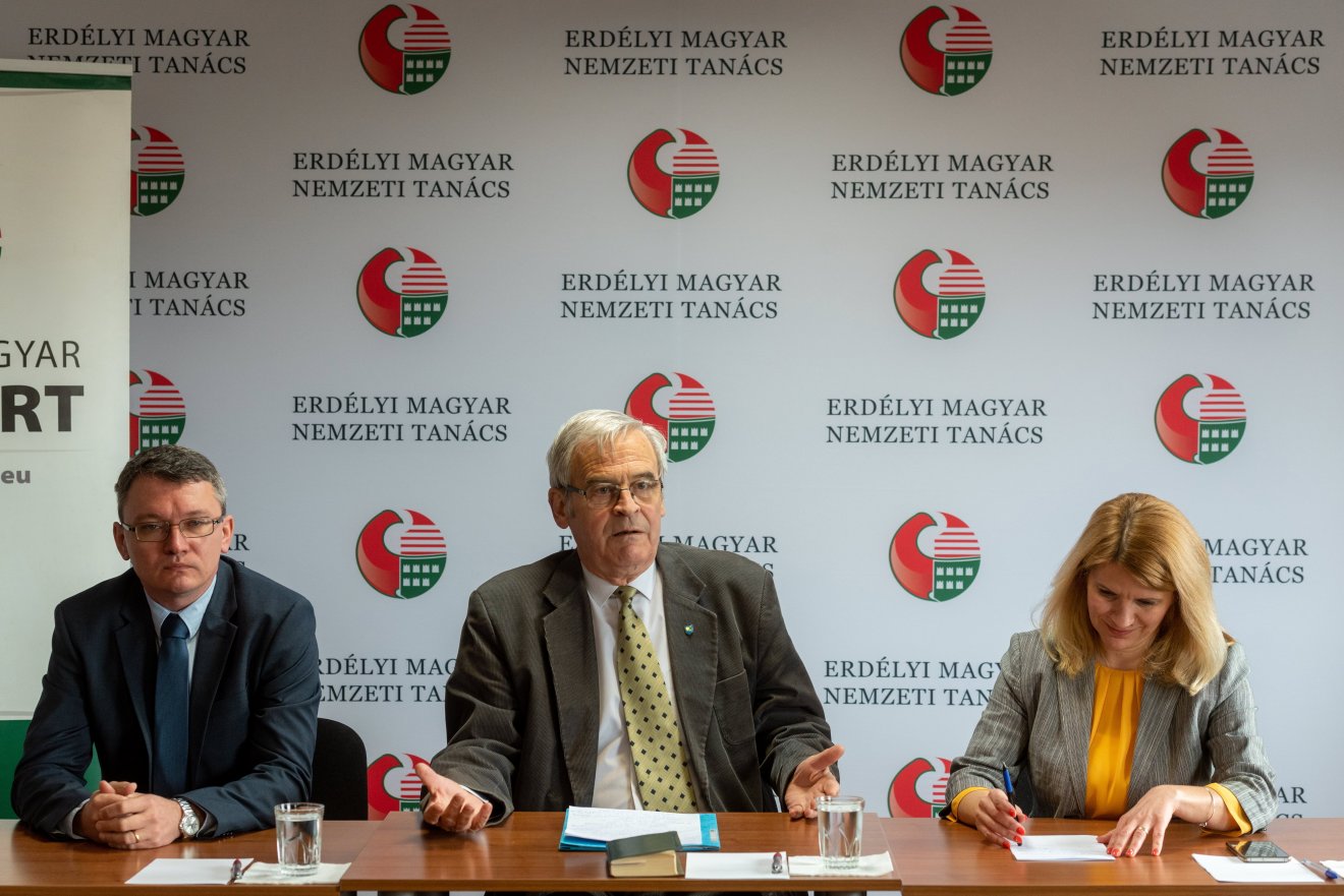 Csomortányi István, Tőkés László és Sándor Krisztina a szerdai kolozsvári sajtótájékoztatón •  Fotó: MTI/Kiss Gábor