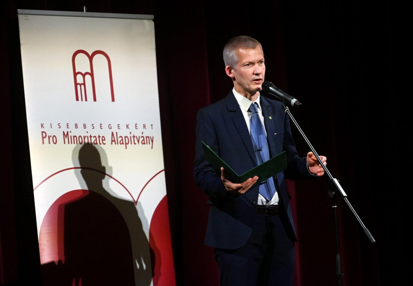 Tonk Márton, a Sapientia Erdélyi Magyar Tudományegyetem rektora a filmbemutatón •  Fotó: Erős bástyánk nékünk
