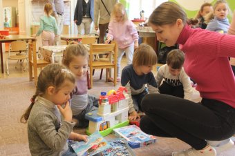 Nemigen bíznak a hazatérésben a Romániába menekült gyerekek