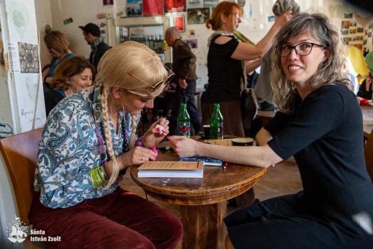 Kötet a „kényelmetlen színház” arcairól: Boros Kinga teatrológus könyvét mutatták be a Szent György Napok kulturális hetén